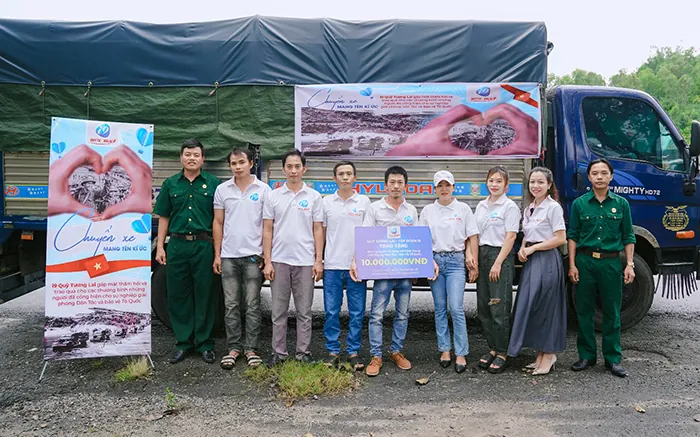 Hình ảnh đội ngũ hỗ trợ khách hàng 24/7 của new88.com và hệ thống bảo mật hiện đại.